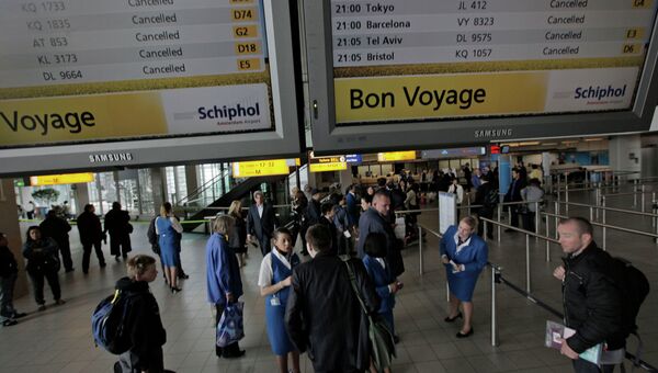 Пассажиры в аэропорту Схипхол, Амстердам. Архивное фото
