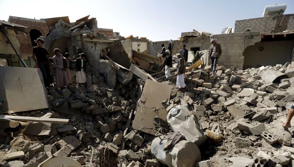 Дома, разрушенные в результате авиаударов в Йемене