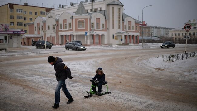 Дети на одной из улиц в городе Нарьян-Мар