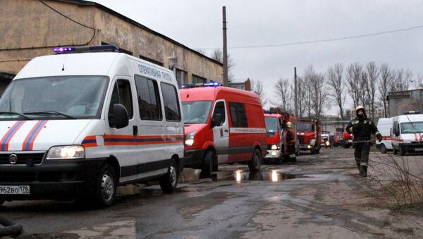 Автомобили МЧС России на месте пожара в производственном здании в Калининском районе Санкт-Петербурга. 31 марта 2015