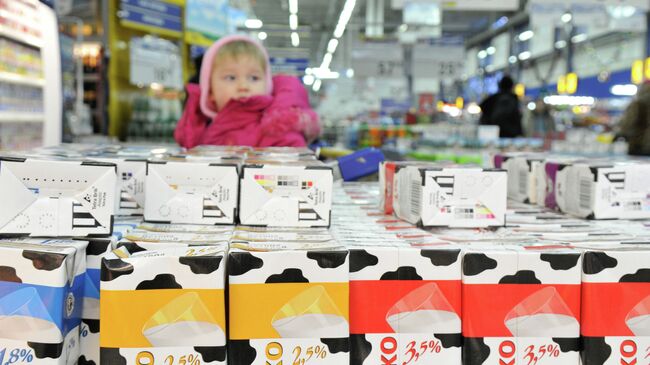 Молочная продукция на витрине супермаркета, архивное фото