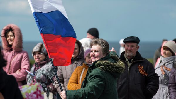 Люди с флагом России. Архивное фото