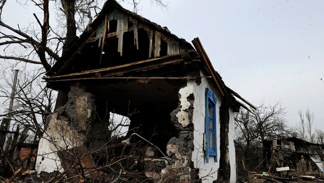 Разрушенная постройка в поселке Логвиново Донецкой области