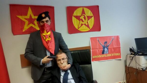 Член Революционной народной освободительной партии с взятым в заложники прокурором в здании суда в Стамбуле