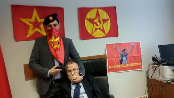 Член Революционной народной освободительной партии с взятым в заложники прокурором в здании суда в Стамбуле