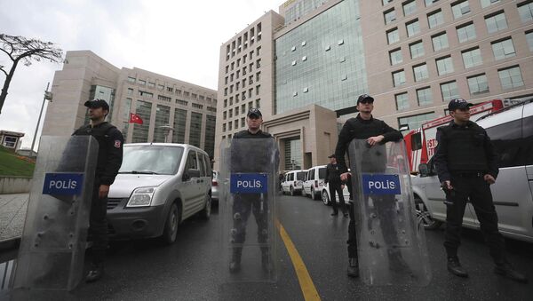Турецкие полицейские у здания суда в Стамбуле, где в собственном кабинете был взят в заложники прокурор