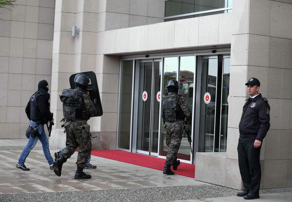 Турецкий спецназ у входа в здание суда, где в заложники был захвачен прокурор