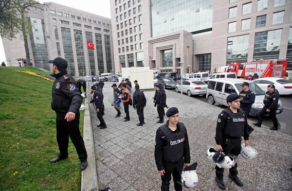 Турецкие полицейские у здания суда, в котором находится захваченный в заложники прокурор
