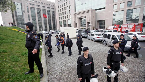 Турецкие полицейские у здания суда, в котором находится захваченный в заложники прокурор