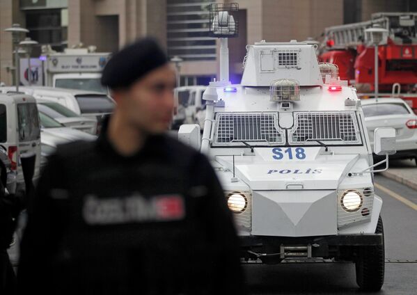 Машина турецкого спецназа у здания суда, в котором находится захваченный в заложники прокурор