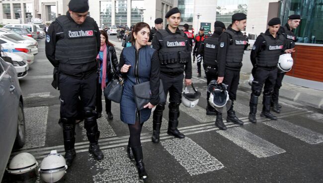 Сотрудники суда в Стамбуле покидают здание, в котором находится захваченный в заложники прокурор