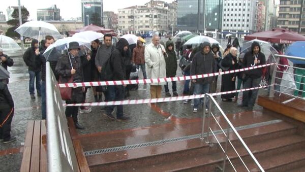 Жители Стамбула толпились у входов в неработающее метро во время блэкаута