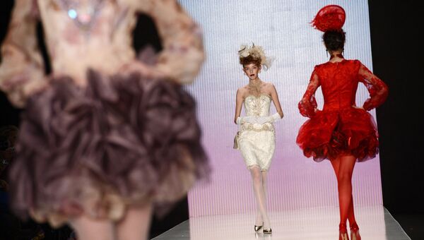 Модели демонстрируют одежду из новой коллекции дизайнера Славы Зайцева в рамках 30-го Юбилейного сезона Mercedes-Benz Fashion Week Russia
