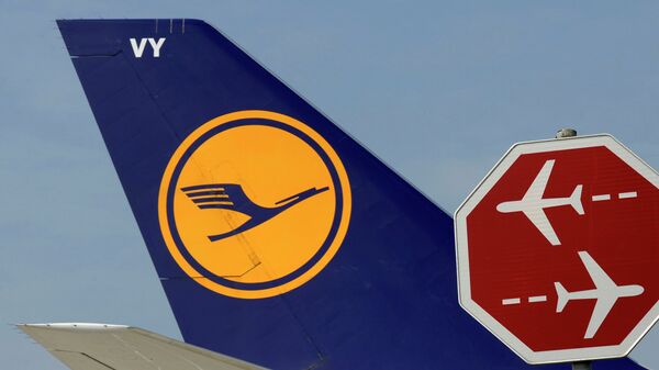 Логотип авиакомпании Lufthansa на корпусе самолета. Архивное фото