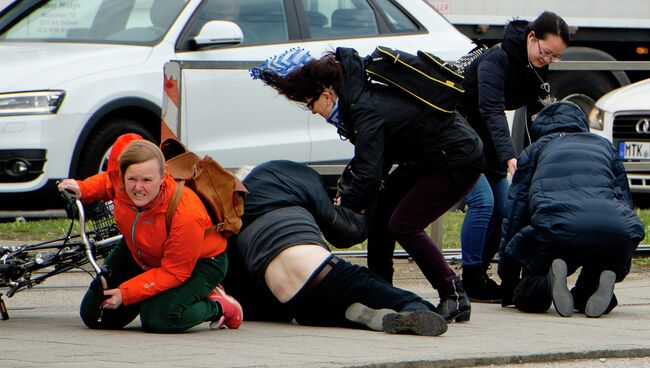 Пешеходы в Мюнхене во время урагана Никлас. 31 марта 2015