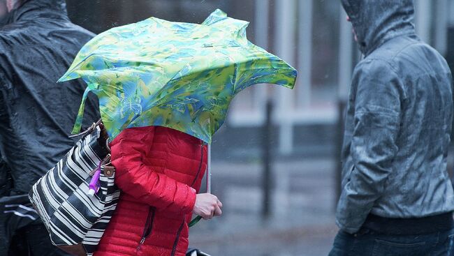 Пешеходы во Франкфурте во время урагана Никлас, Германия