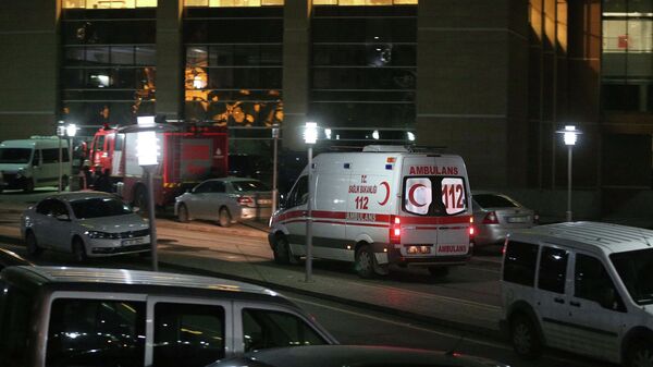 Автомобиль скорой помощи покидает здание суда в Стамбуле после штурма, в ходе которого был освобожден заложник. 31 марта 2015
