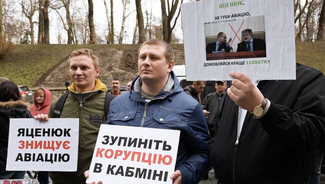 Активисты Автомайдана во время митинга у кабинета министров Украины в Киеве