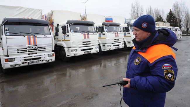 Подготовка гуманитарного конвоя для юго-востока Украины в Ростовской области