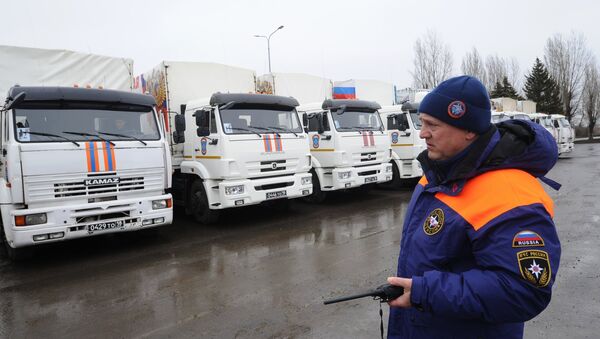 Колонна грузовых автомобилей МЧС РФ во время формирования очередного гуманитарного конвоя для Донецкой и Луганской народных республик