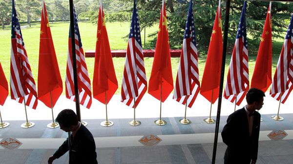 Флаги Китая и США на церемонии открытия американо-китайского стратегического и экономического диалога в Пекине