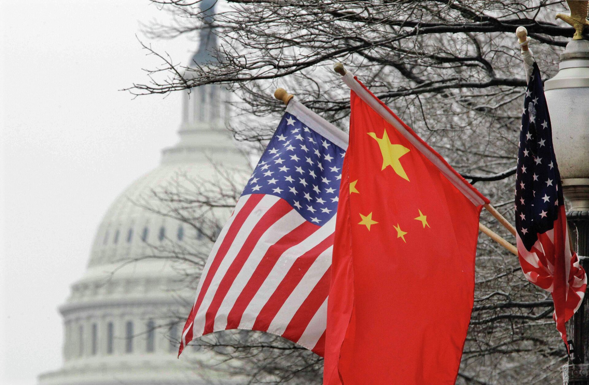 Флаги США и Китая на фоне здания Конгресса США в Вашингтоне - РИА Новости, 1920, 05.06.2023
