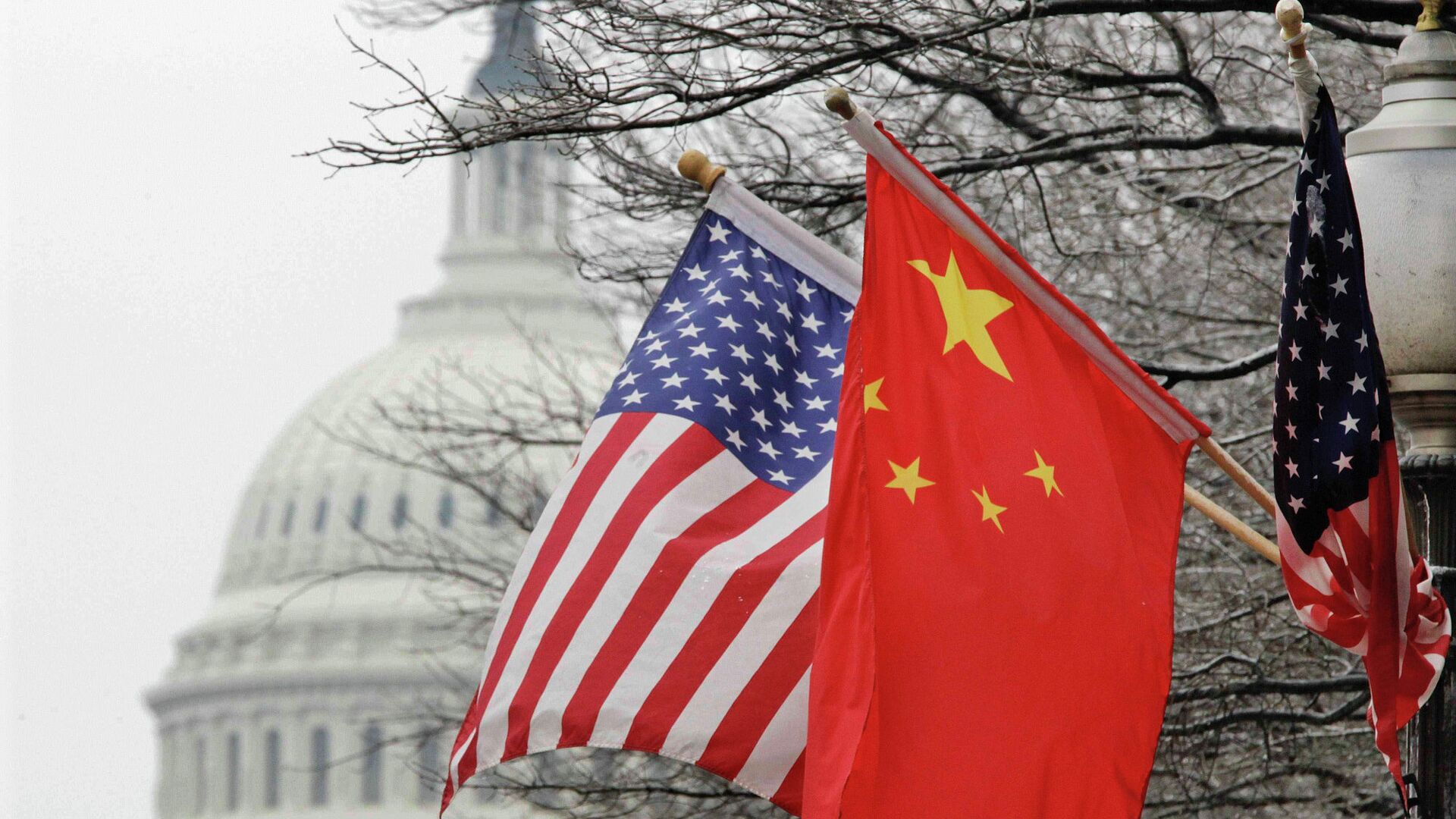 Флаги США и Китая на фоне здания конгресса США в Вашингтоне - РИА Новости, 1920, 15.11.2023