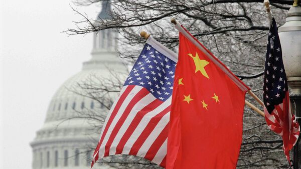 Флаги США и Китая на фоне здания Конгресса США в Вашингтоне. Архивное фото
