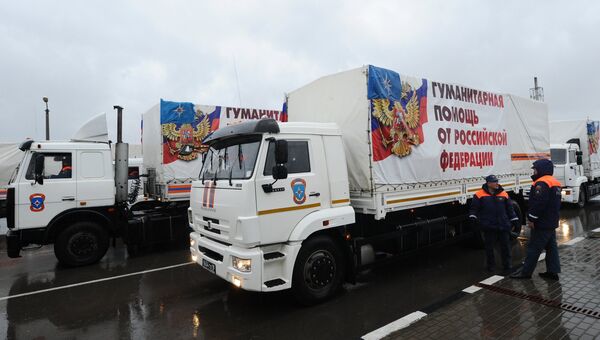 Грузовые автомобили 23-го российского конвоя с гуманитарной помощью для населения Донбасса на КПП Матвеев Курган в Ростовской области