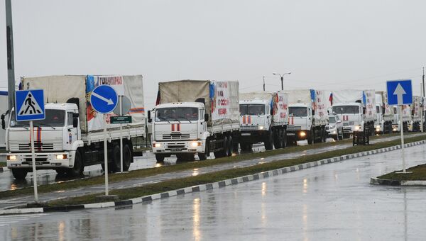 Грузовые автомобили 23-го российского конвоя с гуманитарной помощью для населения Донбасса на КПП Матвеев Курган в Ростовской области