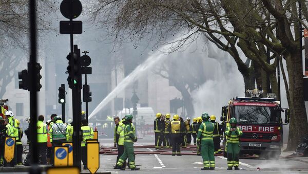 Пожарные тушат огонь, который вспыхнул под мостовой в центре Лондона