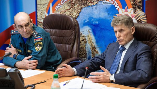 Временно исполняющий обязанности губернатора Сахалинской области Олег Кожемяко (справа), архивное фото