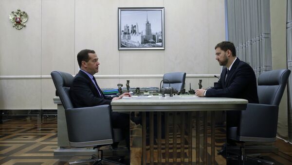 Председатель правительства РФ Дмитрий Медведев проводит встречу с главой Федерального агентства по делам национальностей Игорем Бариновым