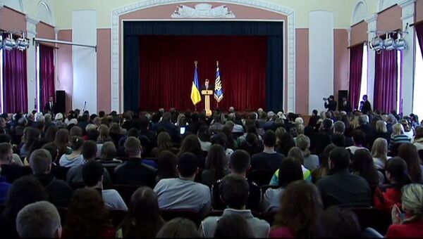 Выступление президента Украины Петра Порошенко перед учащимися Черниговского университета