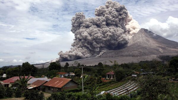 Индонезийский вулкан Синабунг. Архивное фото