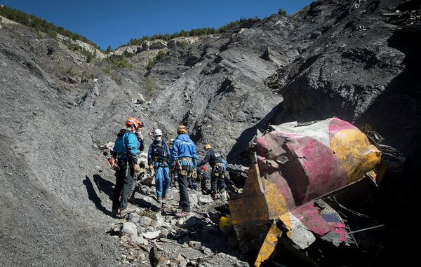 Поисково-спасательные работы на месте крушения самолета Airbus A320 на юго-востоке Франции