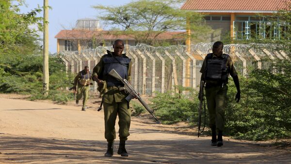 Солдаты сил обороны Кении на территории кампуса в Гарисса