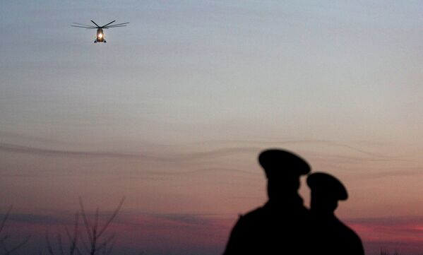 Вертолет перевозящий тело погибшего в авиакатастрофе вблизи аэропорта Смоленска польского президента Леха Качиньского