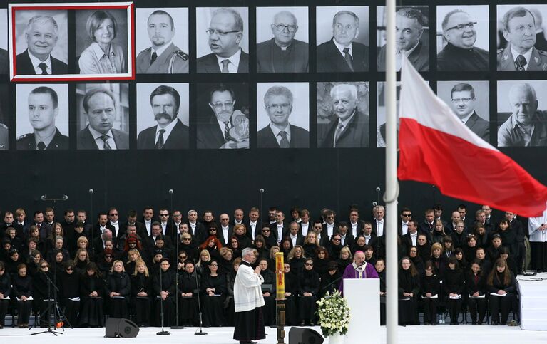 Архиепископ Юзеф Ковальчик проводит мессу во время публичной поминальной службы