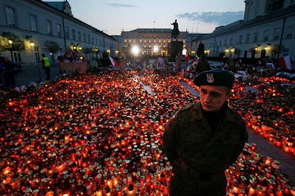 Свечи перед Президентским дворцом в память о погибшем президенте Лехе Качиньском
