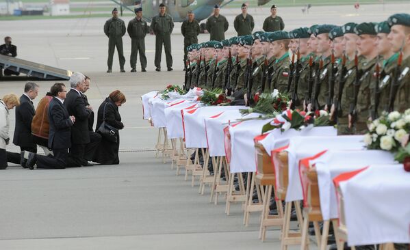 Родственники жертв авиакатастрофы под Смоленском во время церемонии на военном аэродроме в Варшаве
