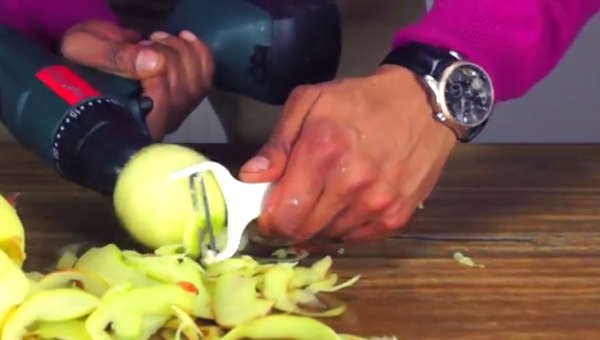 Самый быстрый способ очистить яблоко