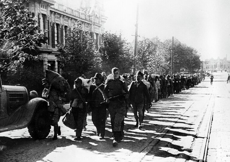 Великая Отечественная война 1941-1945 годов. Город Харбин, 1945 год. Пленные японцы на улицах города Великая Отечественная война 1941-1945 годов. Город Харбин, 1945 год. Пленные японцы на улицах города
