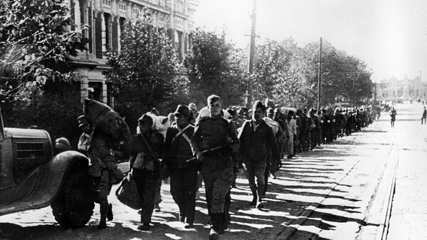 Пленные японцы на улицах города Харбина, 1945 год. Архивное фото