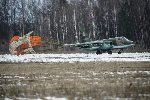 Штурмовик Су-25 во время прибытия на аэродром Кубинка
