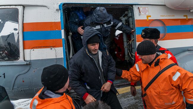 Трое спасенных моряков с траулера Дальний Восток. Архивное фото