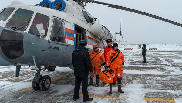 Вертолет МИ-8 МЧС России, забравший с места крушения большого автономного траулера Дальний Восток троих спасенных моряков, в аэропорту Магадана