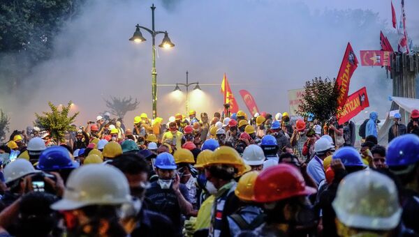 Разгон демонстрантов в парке Гези в Стамбуле. Архивное фото