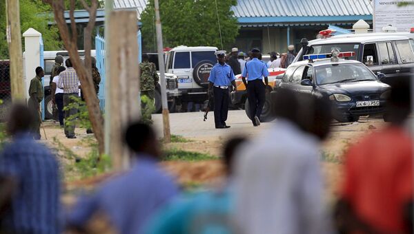 Кенийская полиция возле больницы, куда были доставлены жертвы нападения на университетский кампус в городе Гарисса