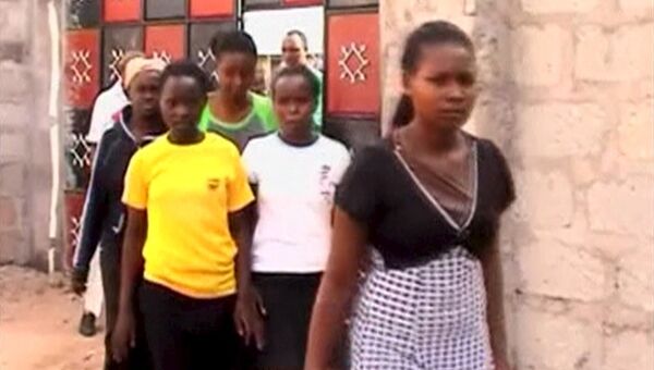 Студентов эвакуируют во время нападения на университетский кампус в городе Гарисса, Кения